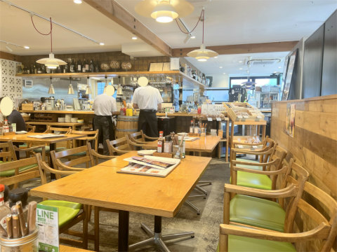 東京都世田谷区玉川台2丁目にある洋食店「GRILL&DINING 用賀倶楽部」店内