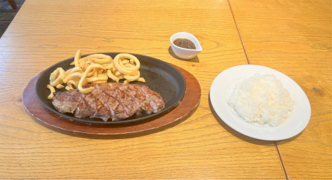 東京都世田谷区玉川台2丁目にある洋食店「GRILL&DINING 用賀倶楽部」スペシャルビーフステーキLとライスM