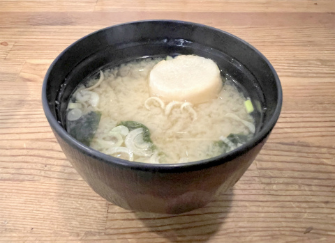 神奈川県横浜市緑区長津田5丁目にある食堂、居酒屋の「長津田大衆食堂 和ダイニング (和DINING)」鶏の唐揚定食の味噌汁