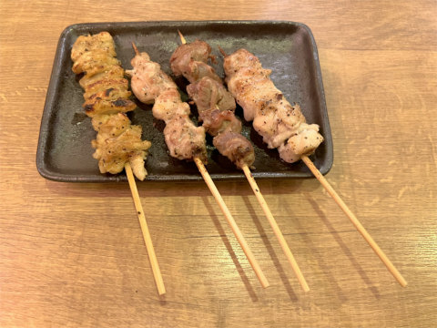 埼玉県三郷市中央3丁目にある焼鳥店「やきとりの扇屋 三郷中央駅前店」炭火焼き鳥(かわ、もも、上砂肝、ねぎま)