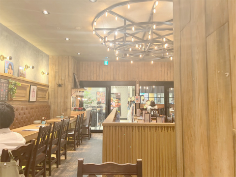 神奈川県横浜市青葉区あざみ野2丁目にあるイタリアンの「大衆イタリアン ナポリマン」店内