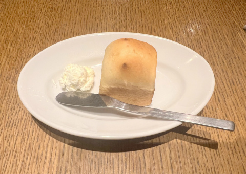 神奈川県横浜市青葉区あざみ野2丁目にあるイタリアンの「大衆イタリアン ナポリマン」お通し(バケットとホイップバター)