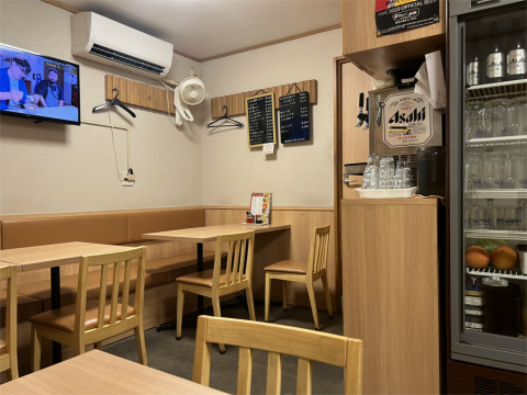 東京都荒川区東尾久2丁目にある中華料理店「中華ハウス 山岸」店内