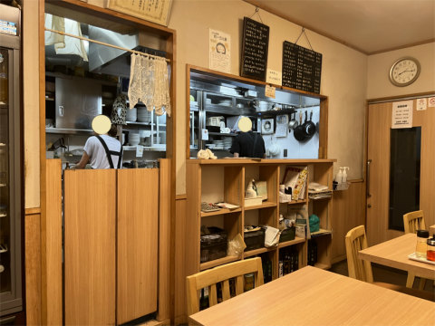 東京都荒川区東尾久2丁目にある中華料理店「中華ハウス 山岸」店内