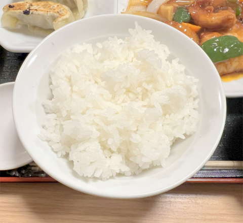 東京都荒川区東尾久2丁目にある中華料理店「中華ハウス 山岸」スブタセットのライス