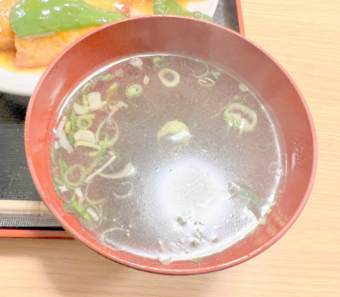 東京都荒川区東尾久2丁目にある中華料理店「中華ハウス 山岸」スブタセットのスープ