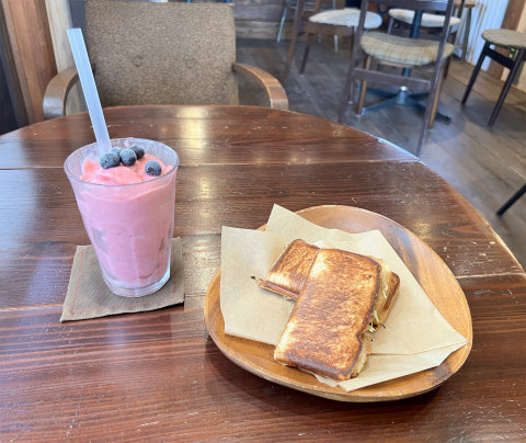 茨城県下妻市下妻乙にあるカフェ「チャンブルコーナー(Chample Corner)」豆乳いちごスムージーとホットサンド(ハムとやさいとチーズ)