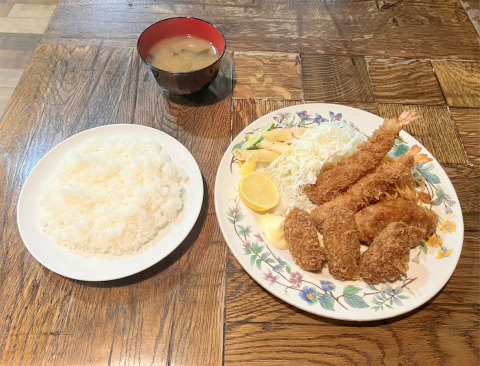 神奈川県横浜市中区相生町3丁目にある洋食店「レストラン・喫茶 ぷらむ」シーフードミックスフライ定食