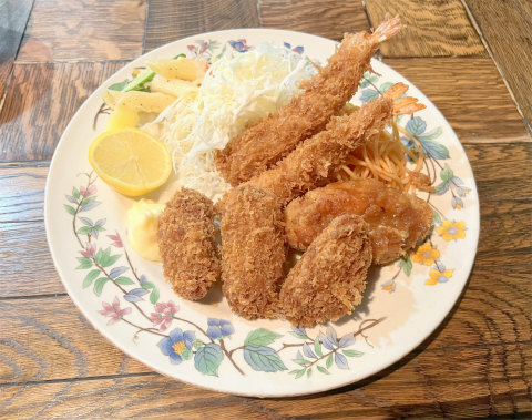 神奈川県横浜市中区相生町3丁目にある洋食店「レストラン・喫茶 ぷらむ」シーフードミックスフライ