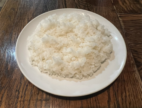 神奈川県横浜市中区相生町3丁目にある洋食店「レストラン・喫茶 ぷらむ」シーフードミックスフライ定食のライス
