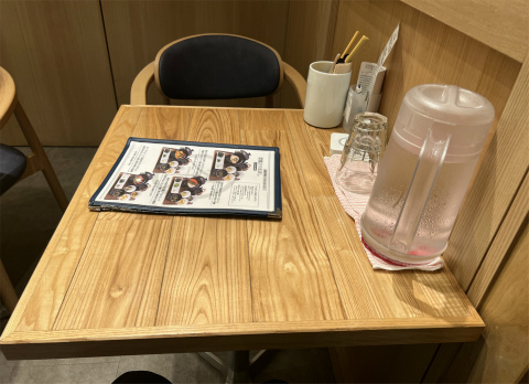 千葉県柏市若柴にあるカフェと食堂の「宇治甘味とおばんざい御膳 祇園茶寮×タニタカフェ ららぽーと柏の葉店」店内座った席