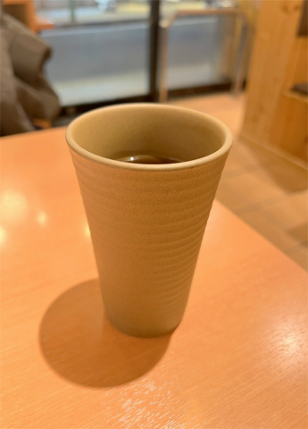 神奈川県横浜市港北区菊名4丁目にある居酒屋「昭和レトロな大衆酒場 食楽酒場 菊名店」知覧紅茶(ホット)