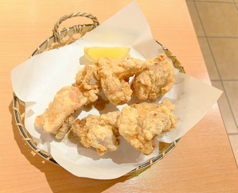 神奈川県横浜市港北区菊名4丁目にある居酒屋「昭和レトロな大衆酒場 食楽酒場 菊名店」鶏の唐揚げ