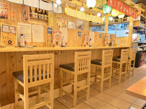 神奈川県横浜市港北区菊名4丁目にある居酒屋「昭和レトロな大衆酒場 食楽酒場 菊名店」店内