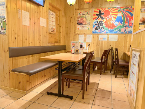 神奈川県横浜市港北区菊名4丁目にある居酒屋「昭和レトロな大衆酒場 食楽酒場 菊名店」店内