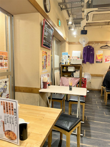 東京都台東区上野6丁目にある居酒屋「串揚げ かのや」店内