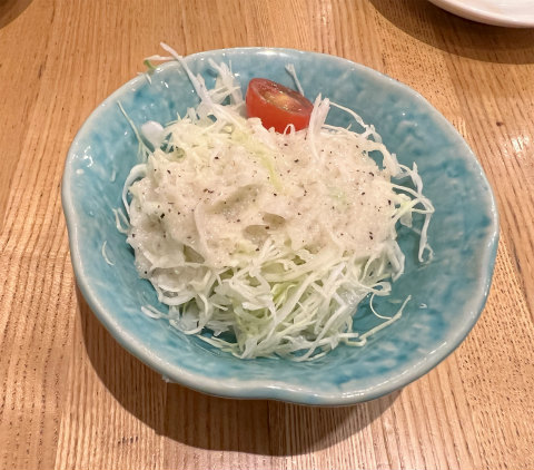 東京都台東区上野6丁目にある居酒屋「串揚げ かのや」お通し(サラダ)