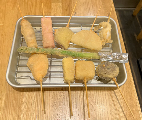 東京都台東区上野6丁目にある居酒屋「串揚げ かのや」串揚げ10品盛り(豚バラ、ハムカツ、さつま芋、玉ねぎ、キス、サーモン、しいたけ、チーズ、イカ、アスパラ)