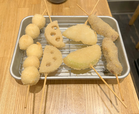 東京都台東区上野6丁目にある居酒屋「串揚げ かのや」串揚げ(牛肉、レンコン、玉ねぎ、うずら)