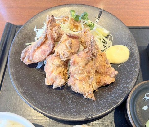 埼玉県越谷市下間久里にあるファミリーレストラン「手作り料理とお酒処 徳樹庵 下間久里店」鶏もも唐揚げ