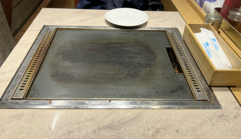東京都台東区浅草1丁目にある「お好み焼・鉄板焼 しらいわ 浅草店」座った席