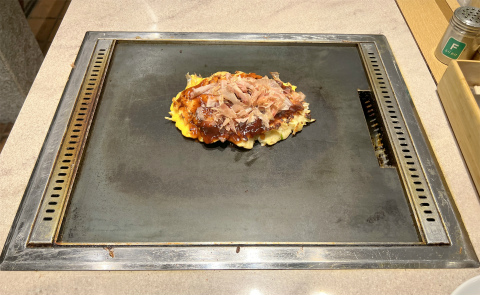 東京都台東区浅草1丁目にある「お好み焼・鉄板焼 しらいわ 浅草店」ぶた玉のお好み焼き