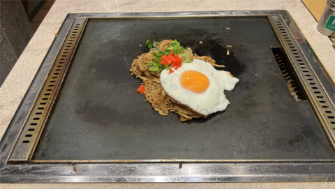 東京都台東区浅草1丁目にある「お好み焼・鉄板焼 しらいわ 浅草店」豚そばめし