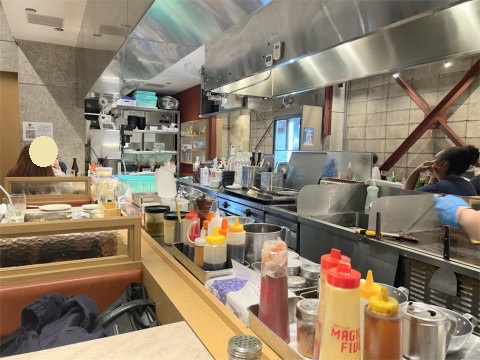 東京都台東区浅草1丁目にある「お好み焼・鉄板焼 しらいわ 浅草店」店内