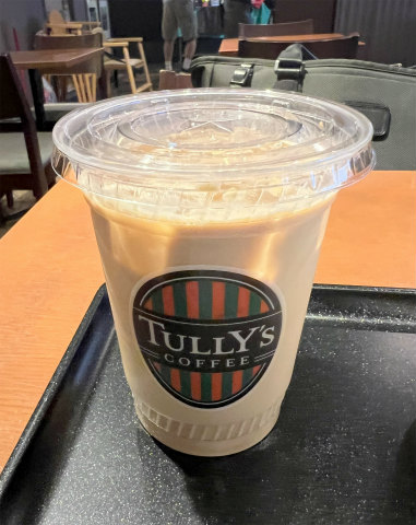 神奈川県横浜市青葉区あざみ野2丁目にあるカフェ「TULLY'S COFFEE タリーズコーヒー 東急あざみ野駅店」モーニングセットのアイスカフェラテ(グランデサイズ)