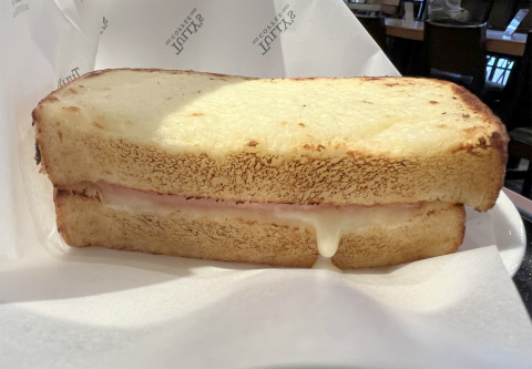 神奈川県横浜市青葉区あざみ野2丁目にあるカフェ「TULLY'S COFFEE タリーズコーヒー 東急あざみ野駅店」クロックムッシュのホットサンド
