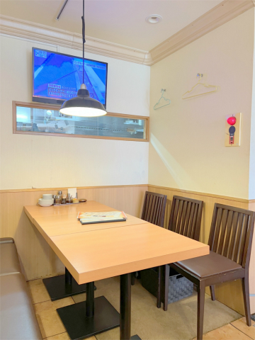 神奈川県横浜市神奈川区二ツ谷町にある中華料理店「手作り食べ放題 オーダーバイキング 餃子や 東神奈川店」店内