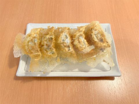 神奈川県横浜市神奈川区二ツ谷町にある中華料理店「手作り食べ放題 オーダーバイキング 餃子や 東神奈川店」五目餃子(焼き餃子)