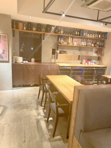 東京都港区芝大門1丁目にあるイタリア料理店「Trattoria Cicci Fantastico(トラットリア チッチ ファンタスティコ)」店内