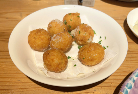 東京都港区芝大門1丁目にあるイタリア料理店「Trattoria Cicci Fantastico(トラットリア チッチ ファンタスティコ)」カニクリームライスコロッケ