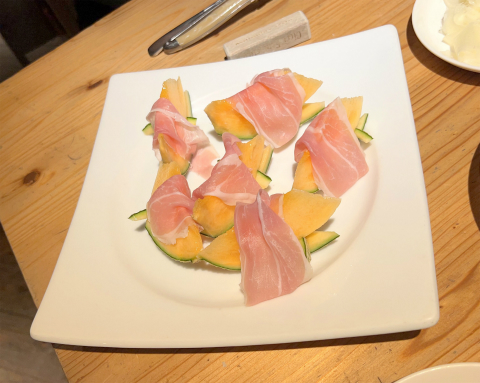 東京都港区芝大門1丁目にあるイタリア料理店「Trattoria Cicci Fantastico(トラットリア チッチ ファンタスティコ)」赤肉メロンと生ハム
