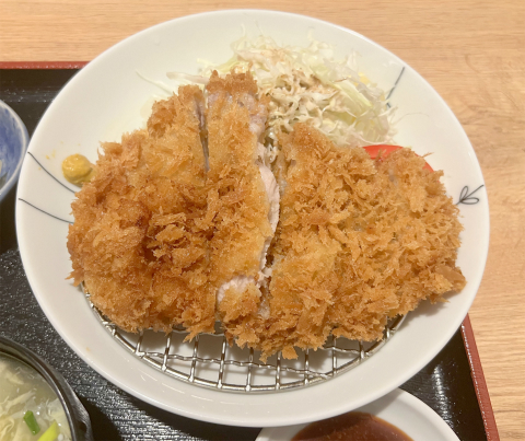 東京都町田市中町1丁目にある「定食&小料理 絆」三元豚ロースかつ