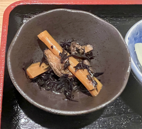 東京都町田市中町1丁目にある「定食&小料理 絆」三元豚ロースかつ膳の小鉢(ひじき)