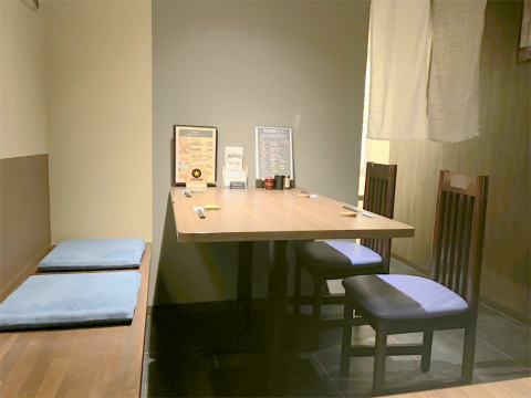 東京都葛飾区青戸3丁目にある居酒屋、焼鳥の「地鶏串焼家 鳥みや 青戸店」店内