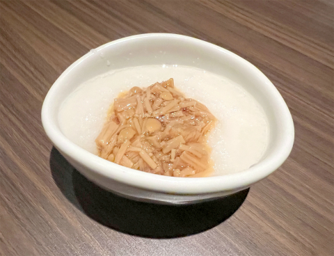東京都葛飾区青戸3丁目にある居酒屋、焼鳥の「地鶏串焼家 鳥みや 青戸店」お通し(なめこおろし)