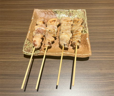 東京都葛飾区青戸3丁目にある居酒屋、焼鳥の「地鶏串焼家 鳥みや 青戸店」焼鳥(せせり、もも)