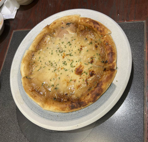 神奈川県横浜市緑区鴨居1丁目にある居酒屋「個室居酒屋 海鮮居酒屋 はなの舞 鴨居駅北口店」上州しゃもつくねピザ