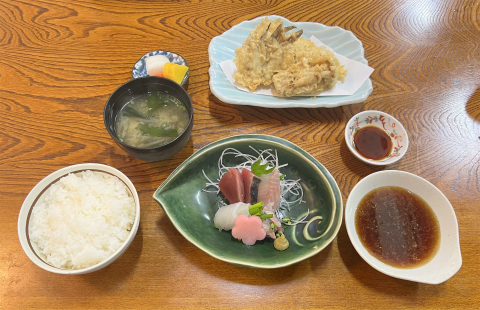 埼玉県草加市長栄町にある天ぷら店「天ぷら割烹 天幸」刺身とめあじ、鶏天のランチ