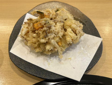 東京都町田市成瀬が丘1丁目にある「てんぷら加藤」てんぷら膳のかき揚げ