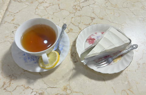 茨城県取手市戸頭6丁目にある喫茶店「軽食 喫茶 レガシー」ケーキセット(ホットレモンティーとレアチーズケーキ)