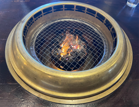 茨城県下妻市堀篭にある焼肉店「焼肉ダイニング百萬 下妻店」七輪
