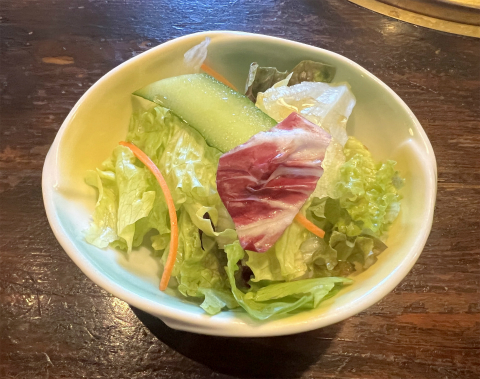 茨城県下妻市堀篭にある焼肉店「焼肉ダイニング百萬 下妻店」サラダ