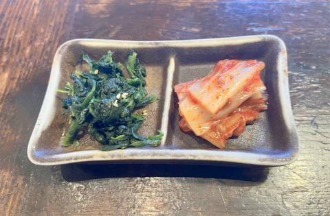 茨城県下妻市堀篭にある焼肉店「焼肉ダイニング百萬 下妻店」キムチとナムル