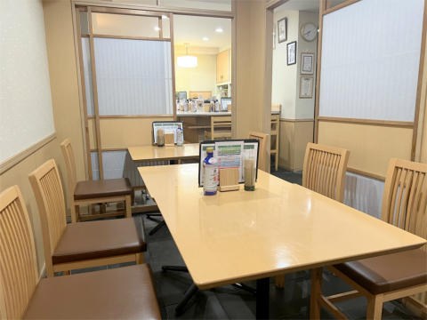 神奈川県横浜市鶴見区汐入町1丁目にある「和食 すゞき」店内