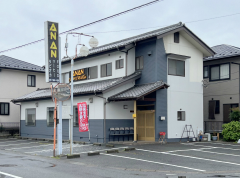 群馬県伊勢崎市茂呂町2丁目にあるカフェ「ANAN Coffee & Milk Tea」店舗外観