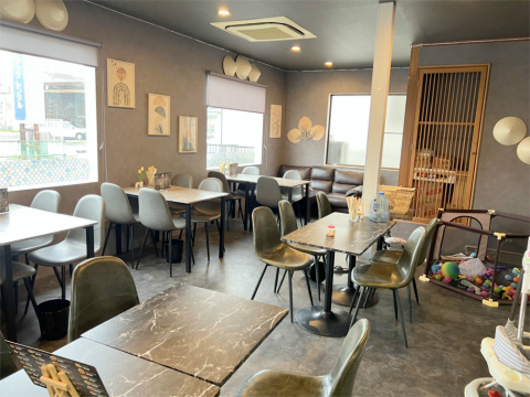 群馬県伊勢崎市茂呂町2丁目にあるカフェ「ANAN Coffee & Milk Tea」店内